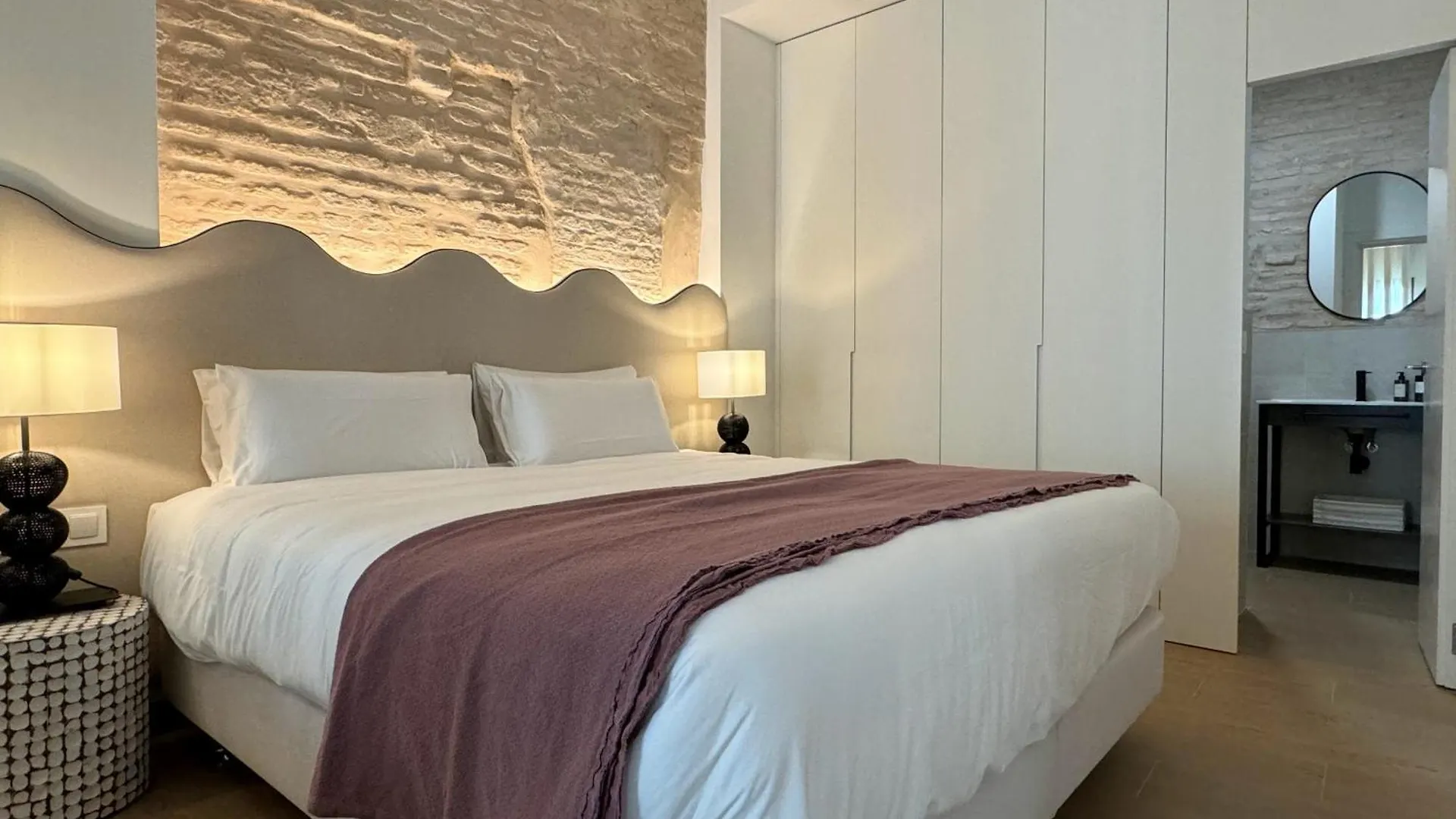 Redes Royale Apartments By Misterhost Sevilla