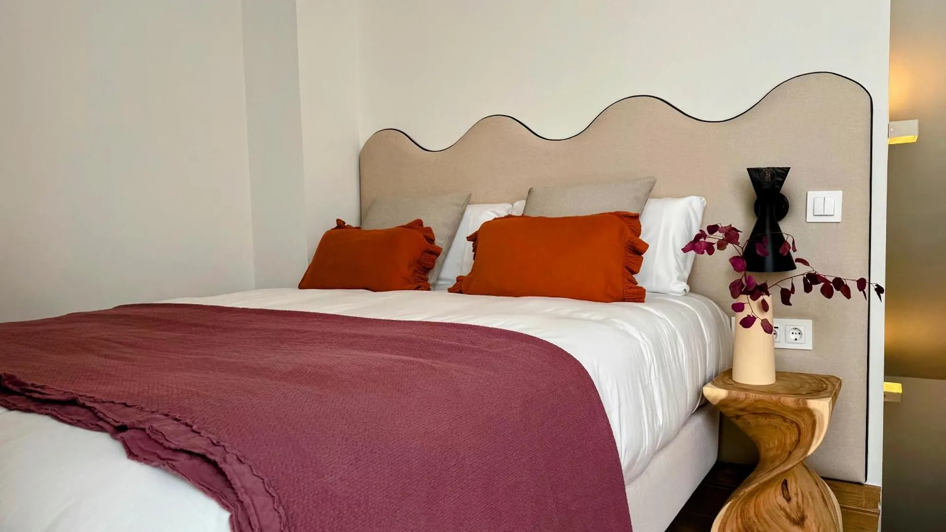 Redes Royale Apartments By Misterhost Sevilla