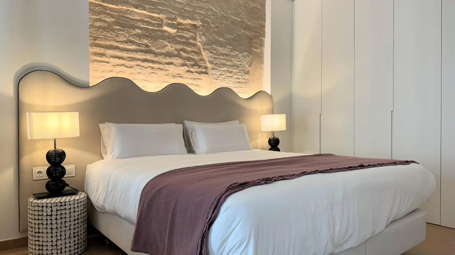 Redes Royale Apartments By Misterhost Sevilla