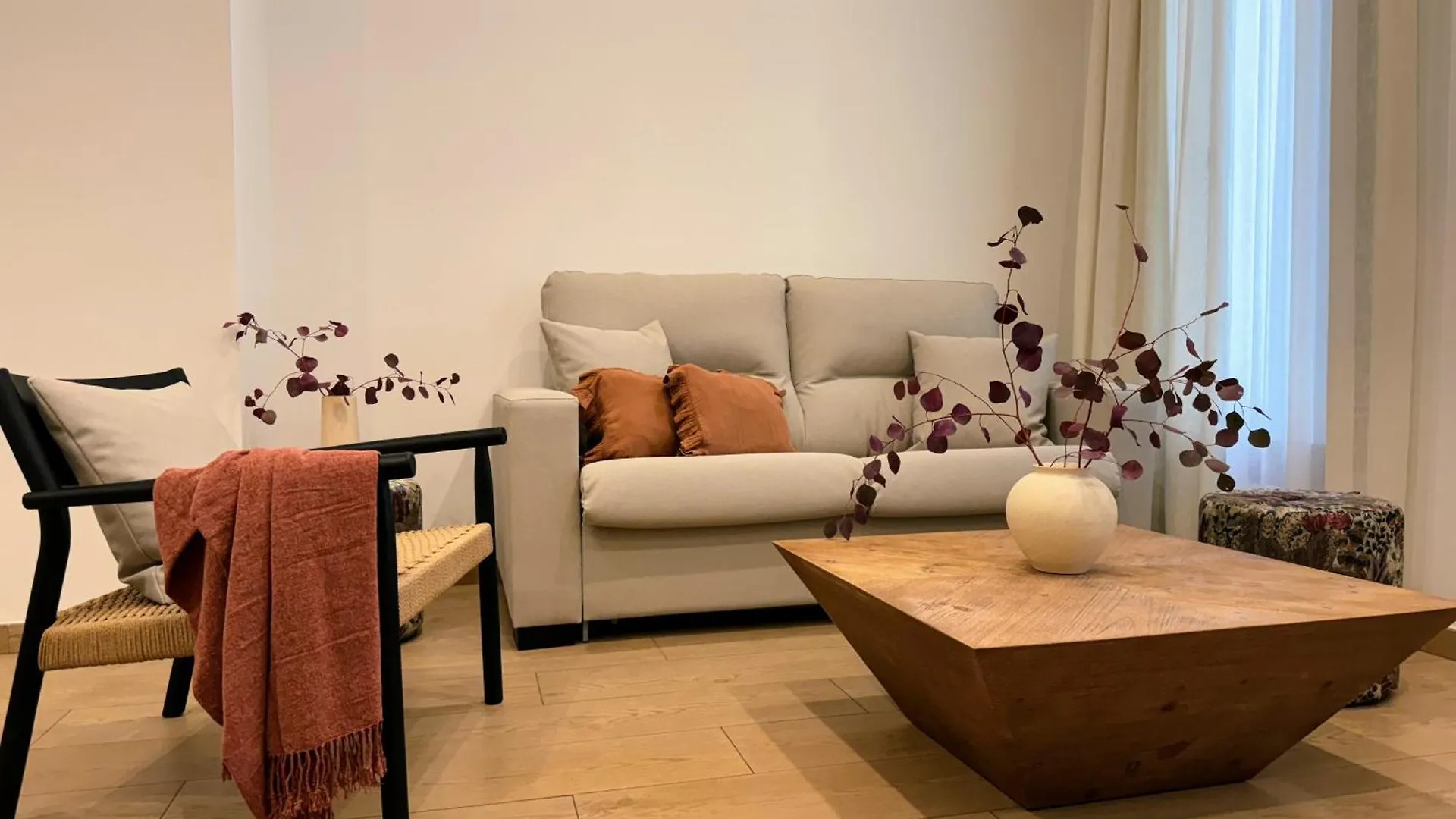 Redes Royale Apartments By Misterhost Sevilla