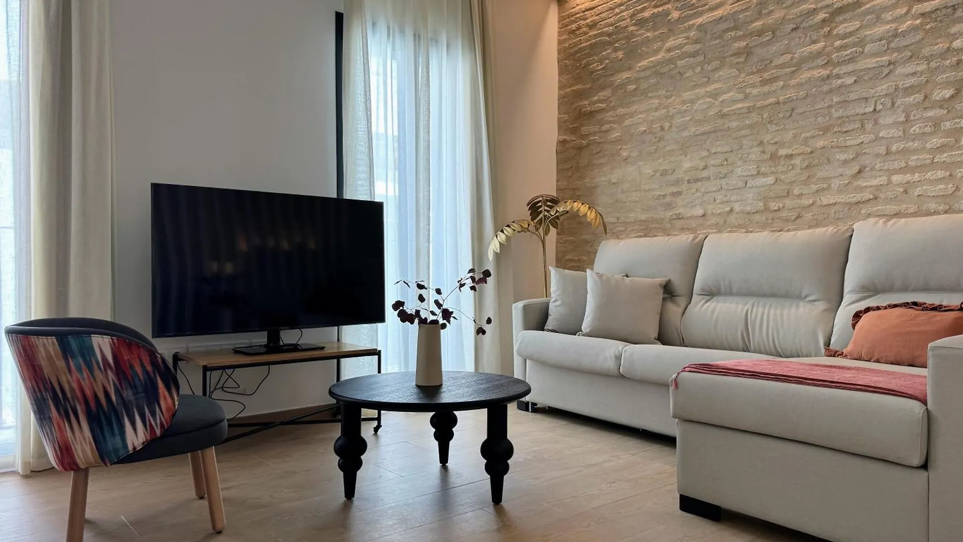 Redes Royale Apartments By Misterhost Sevilla