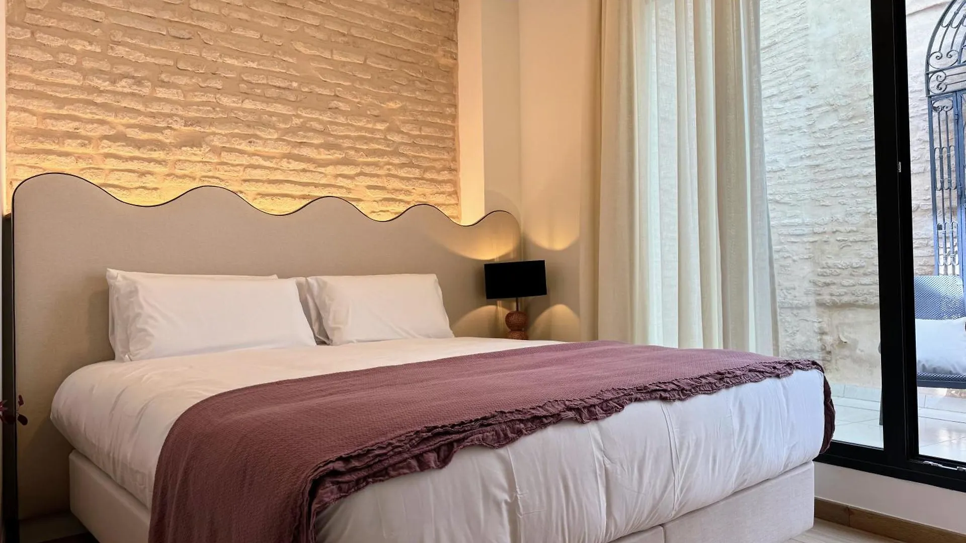 Redes Royale Apartments By Misterhost Sevilla