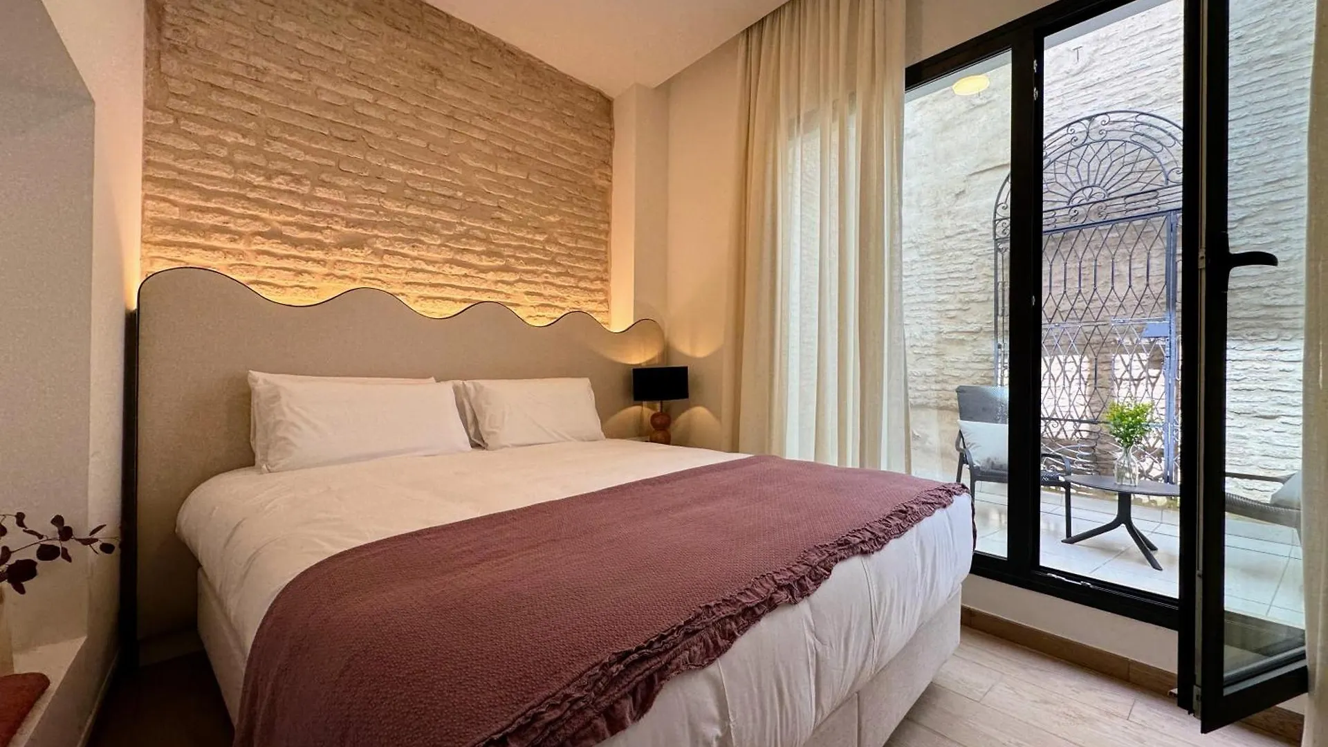 Redes Royale Apartments By Misterhost Sevilla