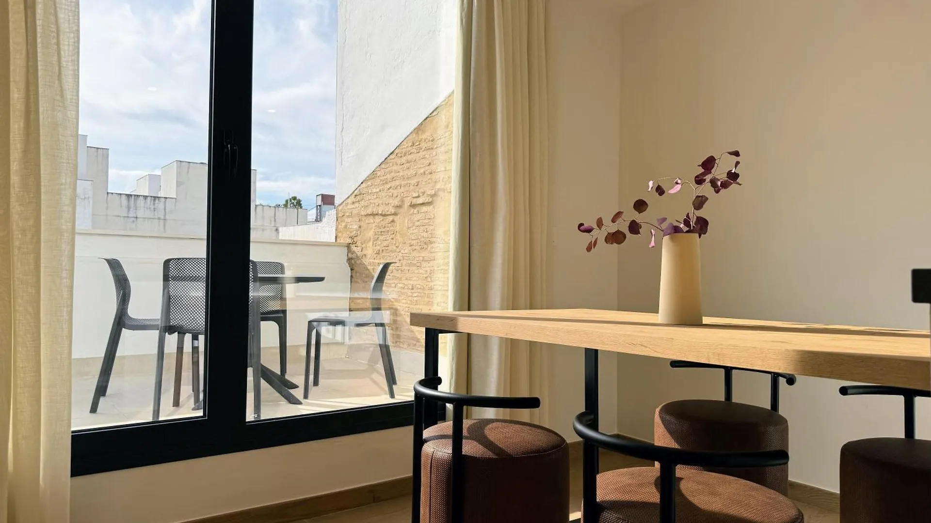 Redes Royale Apartments By Misterhost Sevilla
