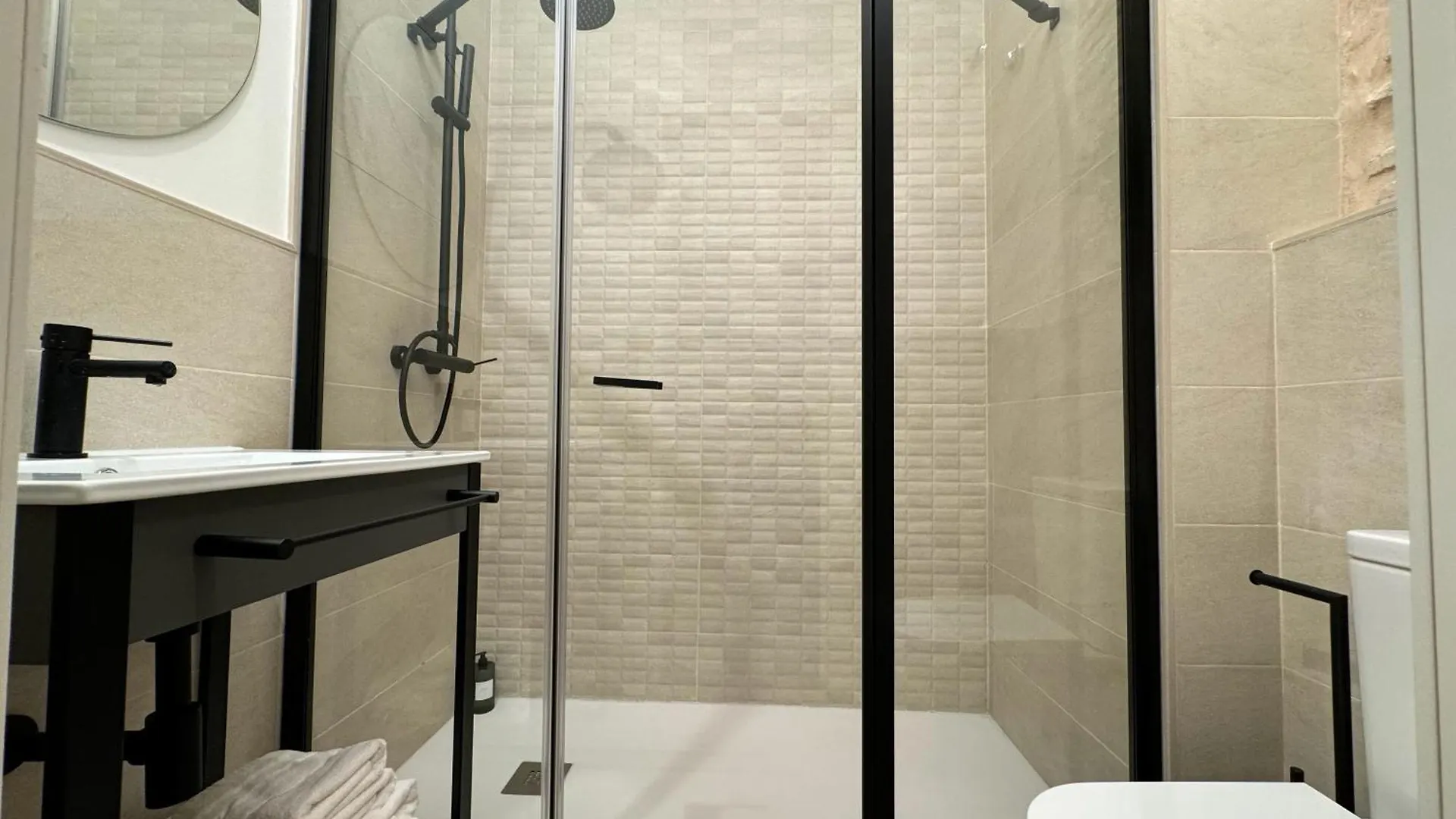Redes Royale Apartments By Misterhost Seville Spain