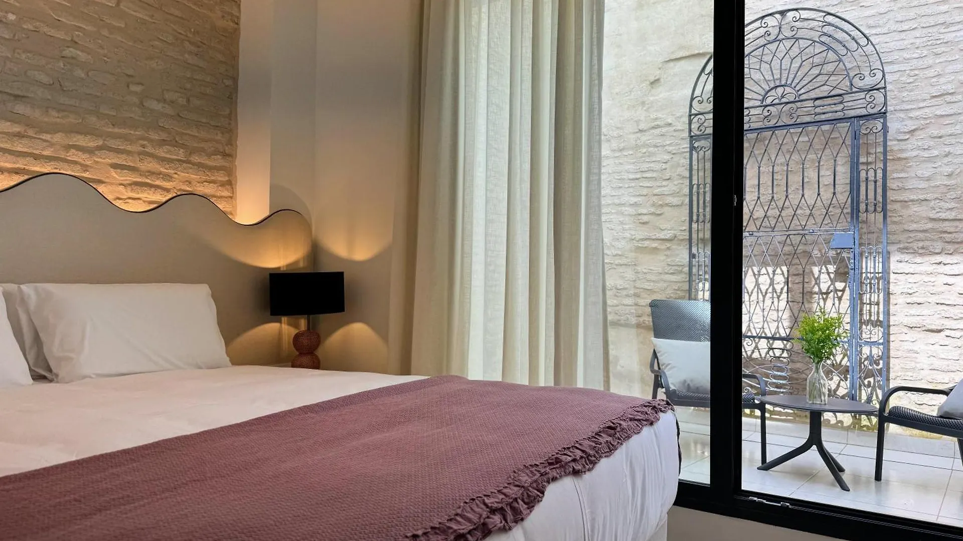 Redes Royale Apartments By Misterhost Seville Spain