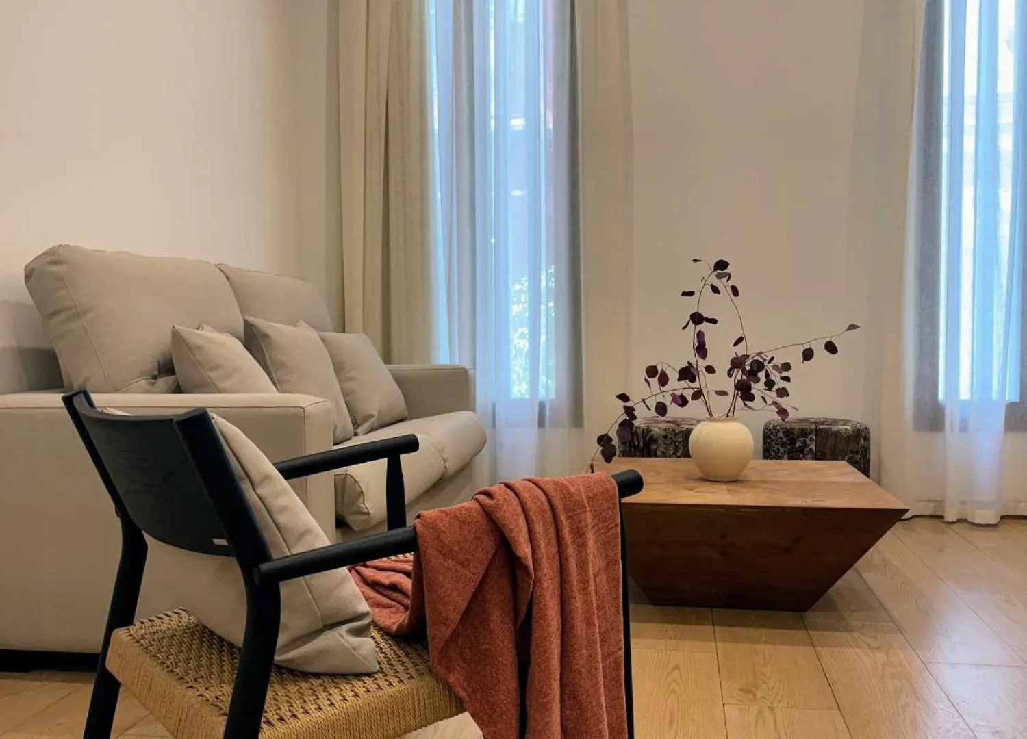 Redes Royale Apartments By Misterhost Seville Spain
