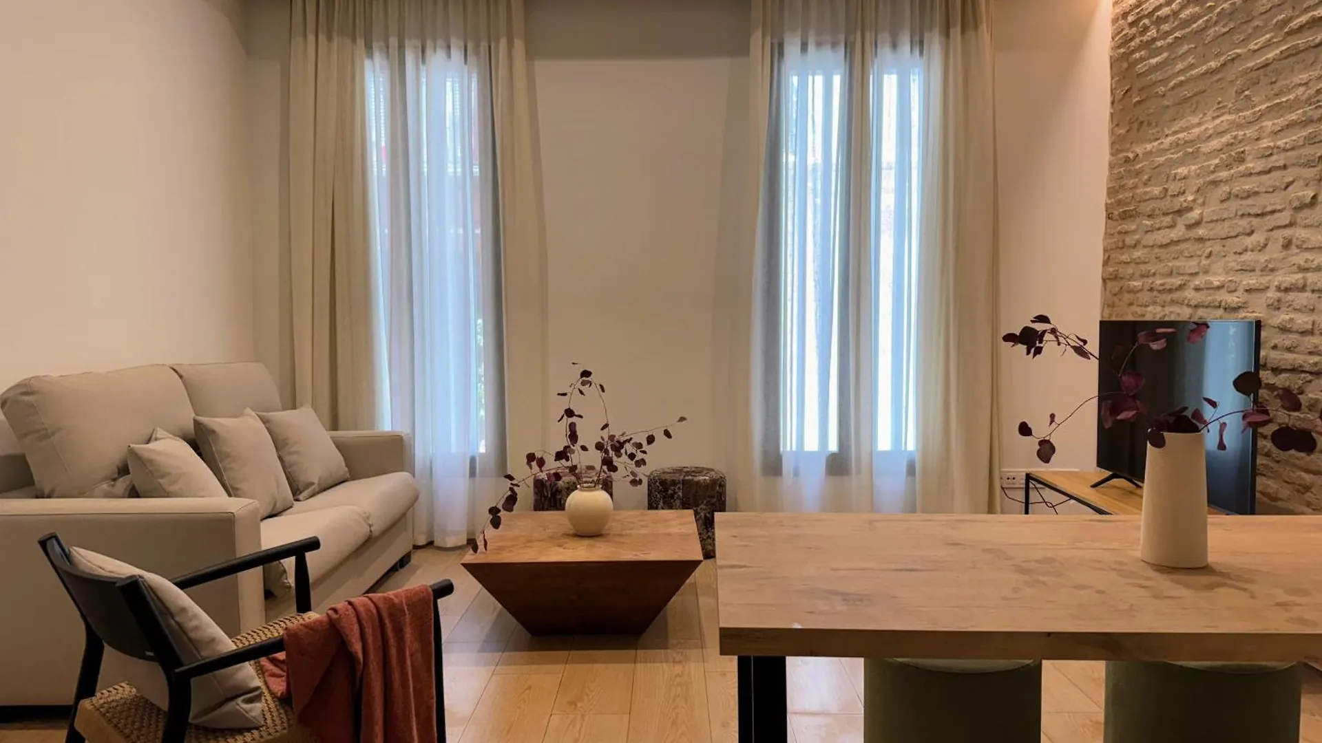 Redes Royale Apartments By Misterhost Séville